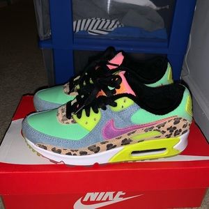 Women’s Air Max 90 LX size 7!